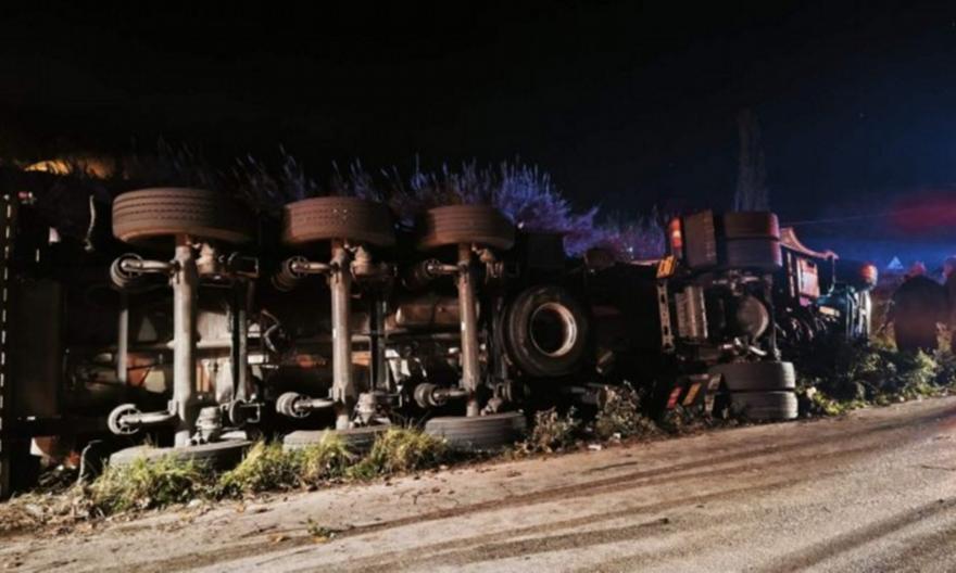Ιονία Οδός: Ανετράπη φορτηγό – Χωρίς τις αισθήσεις του ο οδηγός