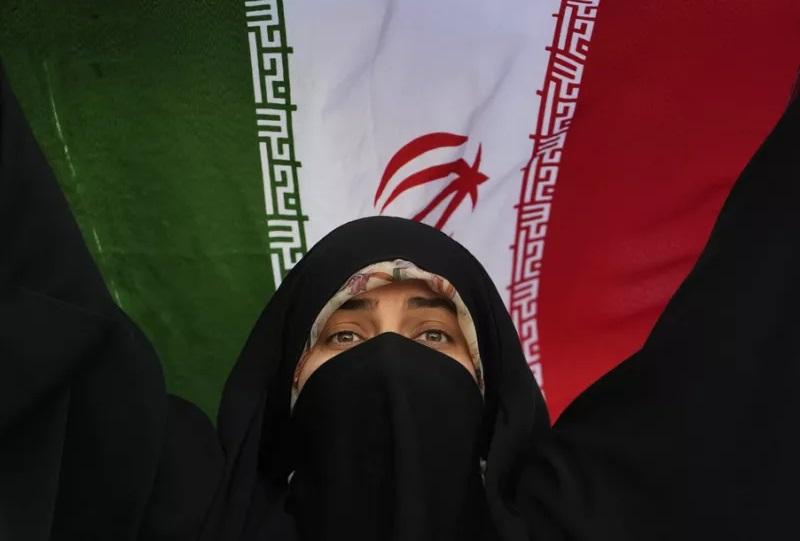 Ιράν: Απέφυγε την εκτέλεση νεαρή γυναίκα που κατηγορήθηκε ότι σκότωσε τον βίαιο σύζυγό της