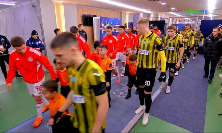 Η είσοδος των παικτών για την έναρξη του Καϊράτ - Ολυμπιακός