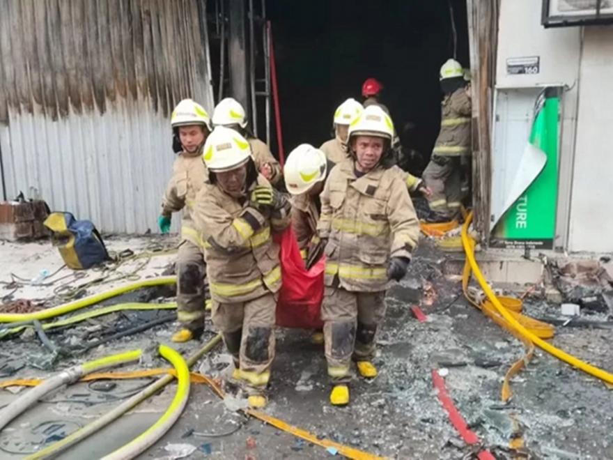 Κόλαση φωτιάς σε επταώροφο κτίριο γραφείων στην Τζακάρτα - 17 νεκροί, άγνωστος αριθμός εγκλωβισμένων