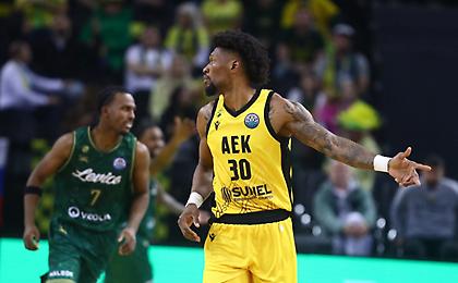 Αποχώρησε με ενόχληση στο πόδι ο Κρις Σίλβα από το ΑΕΚ-Λέβιτσε