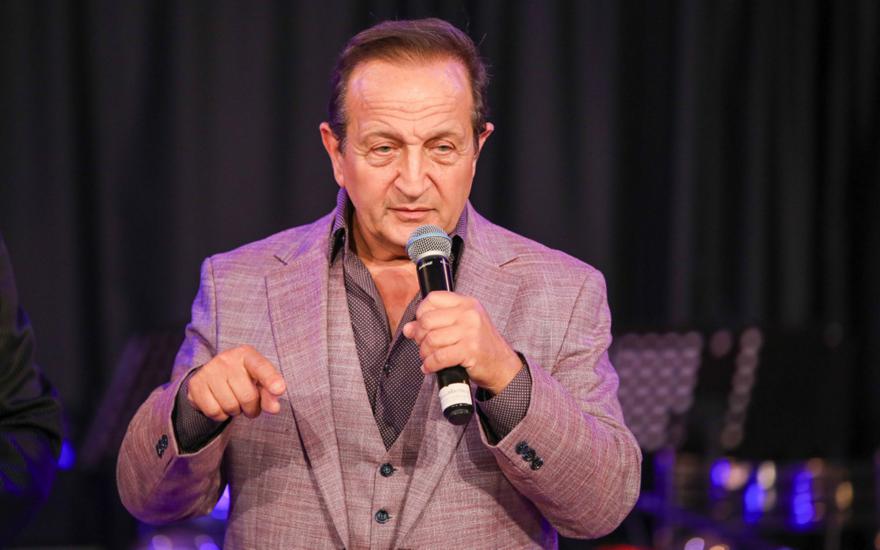 Σπύρος Μπιμπίλας: Πώς κατάφερε να βάλει φωτιά και να κάψει το σακάκι του σε μια παρουσίαση βιβλίου