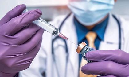 Η κυβέρνηση Τραμπ επιβεβαιώνει πως διερευνά θανάτους που πιθανώς σχετίζονται με τα εμβόλια COVID