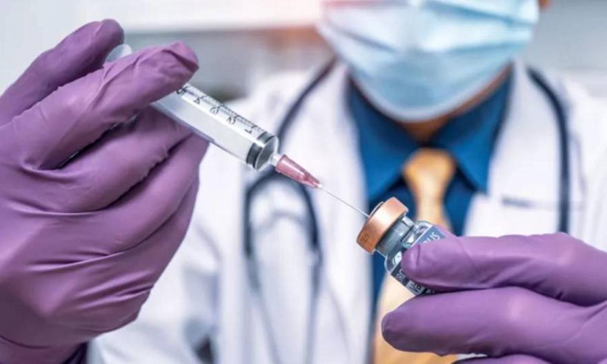 Η κυβέρνηση Τραμπ επιβεβαιώνει πως διερευνά θανάτους που πιθανώς σχετίζονται με τα εμβόλια COVID