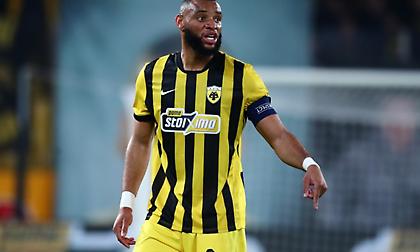 ΑΕΚ: Αναγκαστική αλλαγή ο Μουκουντί - Στη θέση του ο Βίντα στο ξεκίνημα του 2ου ημιχρόνου