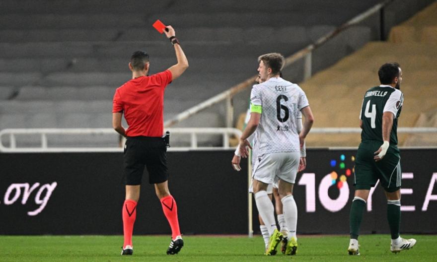 Ο Τετέ κέρδισε τη δεύτερη κίτρινη από τον Γέμελκα και εξασφάλισε αριθμητικό πλεονέκτημα για τον Παναθηναϊκό