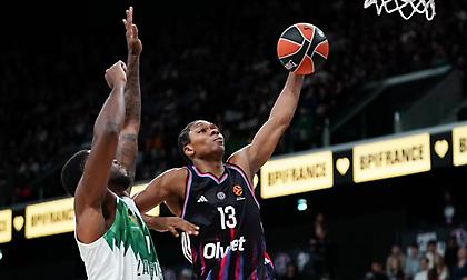 Ιπτάμενος Ντοκοσί, περιποιήθηκε με εντυπωσιακό κάρφωμα τον Μόουζες Ράιτ!