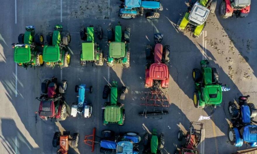 Παραμένουν στα μπλόκα οι αγρότες - Ποιοι δρόμοι είναι αποκλεισμένοι