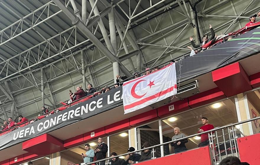 Συνθήματα για τον Κεμάλ από τους οπαδούς της Σαμσουνσπόρ στο ματς με ΑΕΚ