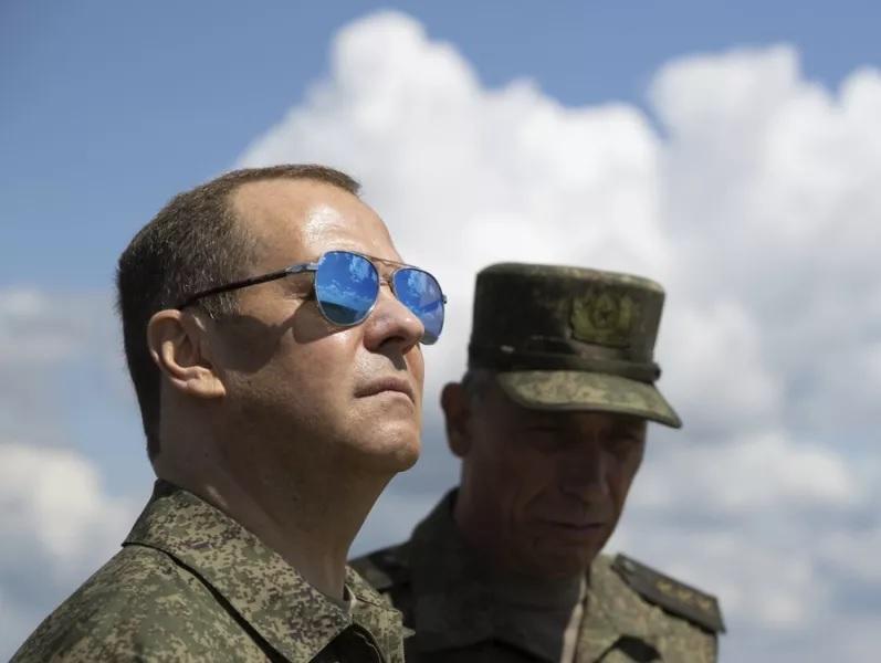 Παραλήρημα Μεντβέντεφ για Ζελένσκι: Ο «πρεζάκιας Φύρερ έδειξε ευθέως το δάχτυλο στον Λευκό Οίκο»