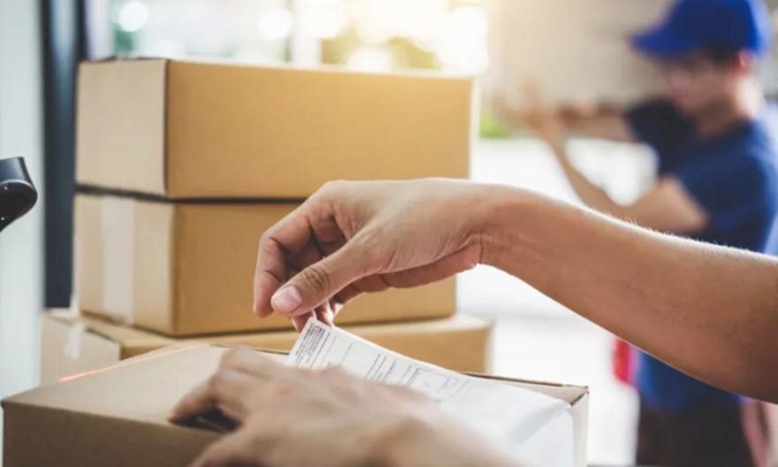 Η ΕΕ επιβάλλει από 1η Ιουλίου 2026 δασμό 3 ευρώ σε μικρά δέματα αξίας κάτω των 150 ευρώ