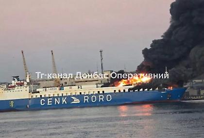 Ουκρανία: Φλέγεται εμπορικό πλοίο τούρκου πλοιοκτήτη μετά από ρωσική επίθεση στην Οδησσό