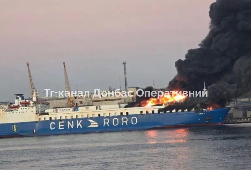 Ουκρανία: Φλέγεται εμπορικό πλοίο τούρκου πλοιοκτήτη μετά από ρωσική επίθεση στην Οδησσό