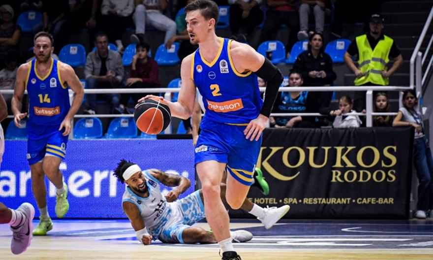 Βαν Τούμπεργκεν: «Να παίξουμε το παιχνίδι μας κόντρα στον Ολυμπιακό»