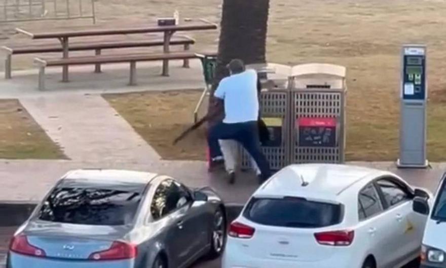 Μακελειό στο Σίδνεϊ: Η στιγμή που πολίτης-ήρωας αρπάζει το όπλο του δράστη