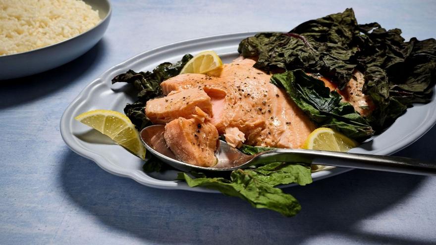 Σολομός στο φούρνο τυλιγμένος σε φύλλα από σέσκουλα