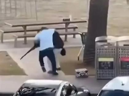 Τρομοκρατική επίθεση στο Σίδνεϊ: Η στιγμή που άνδρας αφοπλίζει τον έναν δράστη - Δείτε βίντεο