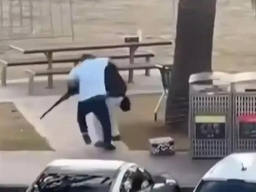 Τρομοκρατική επίθεση στο Σίδνεϊ: Η στιγμή που άνδρας αφοπλίζει τον έναν δράστη - Δείτε βίντεο