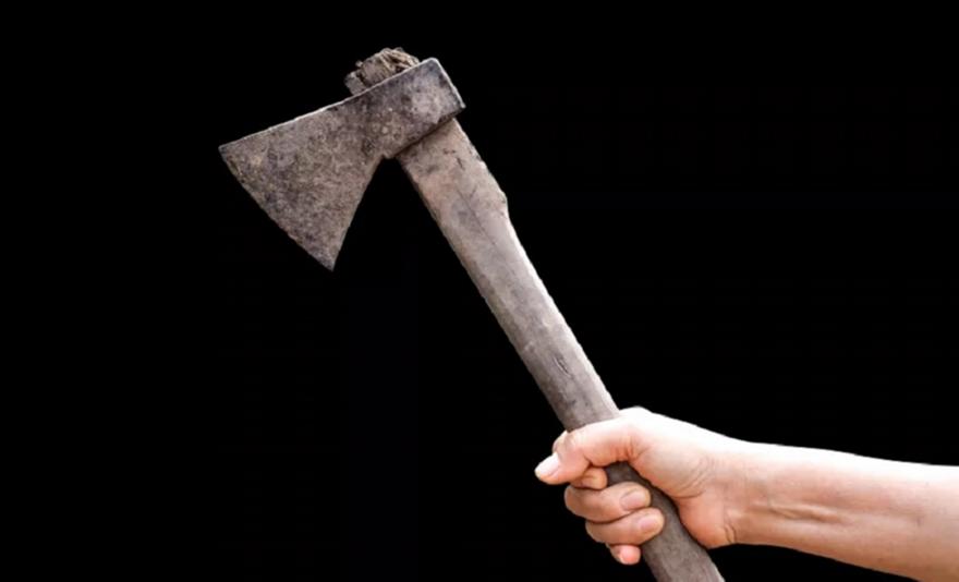 Συνελήφθη 59χρονος οδηγός που απείλησε με τσεκούρι άλλο οδηγό στην Αργυρούπολη