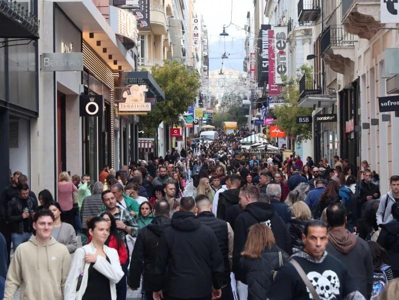 Ανοικτά τα καταστήματα σήμερα, σε ρυθμούς εορταστικού ωραρίου η αγορά