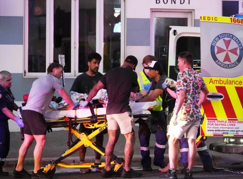 Αυστραλία: 12 νεκροί από την τρομοκρατική επίθεση στην παραλία Μπόνταϊ του Σίδνεϊ - Τουλάχιστον 29 τραυματίες