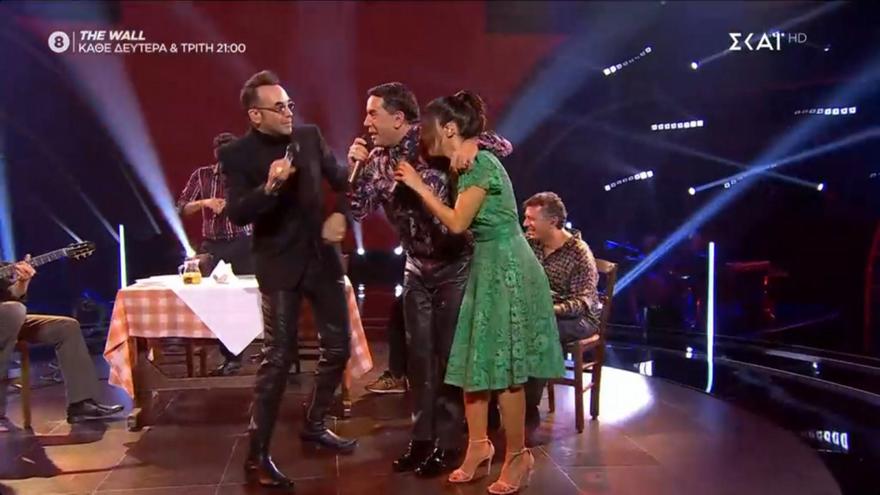 The Voice: Χτυπούσε όρθιος παλαμάκια σαν παιδί ο Μαζωνάκης ακούγοντας το Gucci φόρεμα σε swing έκδοση