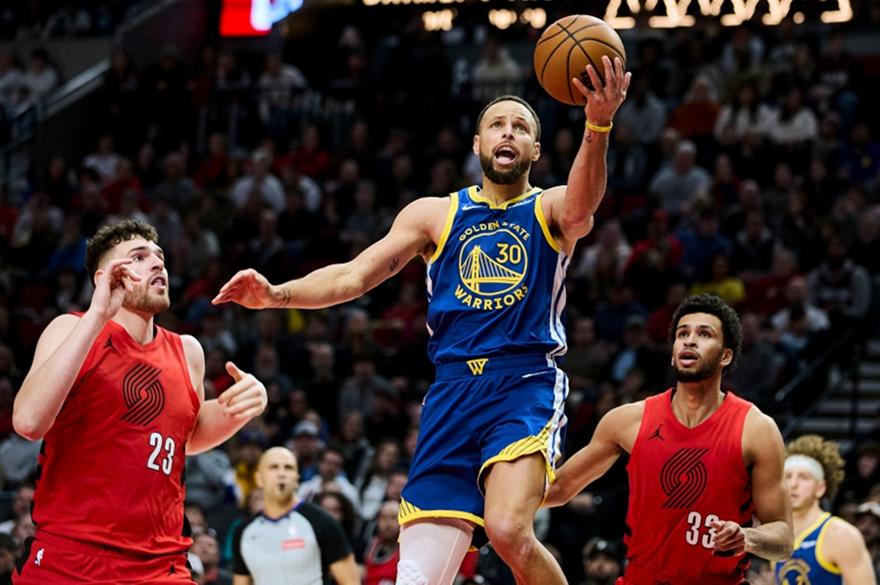 Ιστορικός Κάρι με 48 πόντους, αλλά ήττα για τους Γουόριορς στο Πόρτλαντ