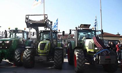 Μπλόκα αγροτών: Ζημιές έως και 45 εκατ. ευρώ την ημέρα στην αγορά