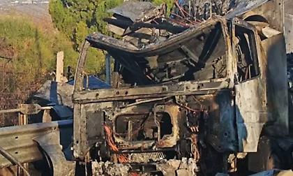 Φωτιά σε φορτηγό στα διόδια Αφιδνών - Μετ΄ εμποδίων η κίνηση στο ρεύμα προς Αθήνα