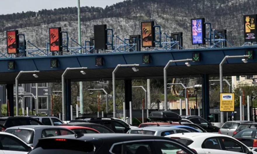 Φωτιά σε φορτηγό στα διόδια Αφιδνών - Μετ΄ εμποδίων η κίνηση στο ρεύμα προς Αθήνα