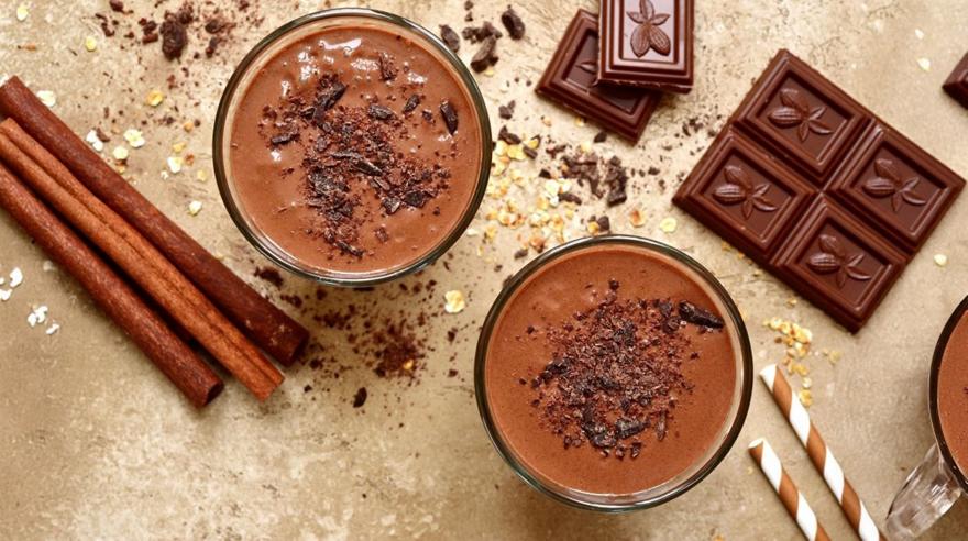 Σοκολατένιο smoothie με μπανάνα και κανέλα