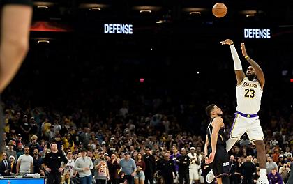 Μπούκερ για το φάουλ σε Λεμπρόν: «Ψέματα, δεν τον χτύπησα στον καρπό»