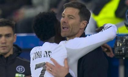 Η αγκαλιά όλο νόημα Βινίσιους με Αλόνσο και η γκρίνια για τη διαιτησία