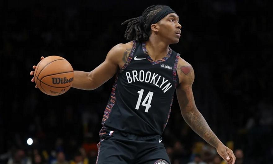 Έφαγαν τρίποντο από... τακουνάκι διαιτητή οι Μπακς