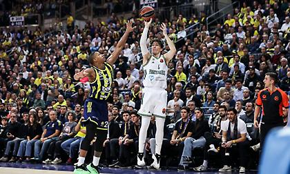 Οπαδοί της Φενέρ πλησίασαν τον διαιτητή στο φινάλε - Παρέμβαση Γιασικεβίτσιους για να ηρεμήσουν τα πνεύματα