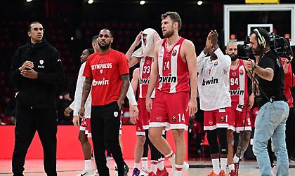 Έντονες αποδοκιμασίες στο ΣΕΦ μετά την 3η σερί ήττα, αλλά και χειροκρότημα στήριξης στην αποχώρηση