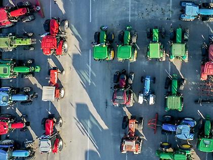 Παραμένουν στα μπλόκα οι αγρότες – Πού συνεχίζονται οι κινητοποιήσεις