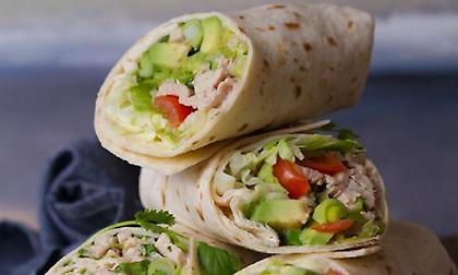 Wraps με κοτόπουλο που περίσσεψε και πράσινη σαλάτα