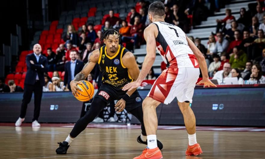 Κατέρρευσε στην τελευταία περίοδο και γνώρισε ήττα χωρίς συνέπειες η ΑΕΚ