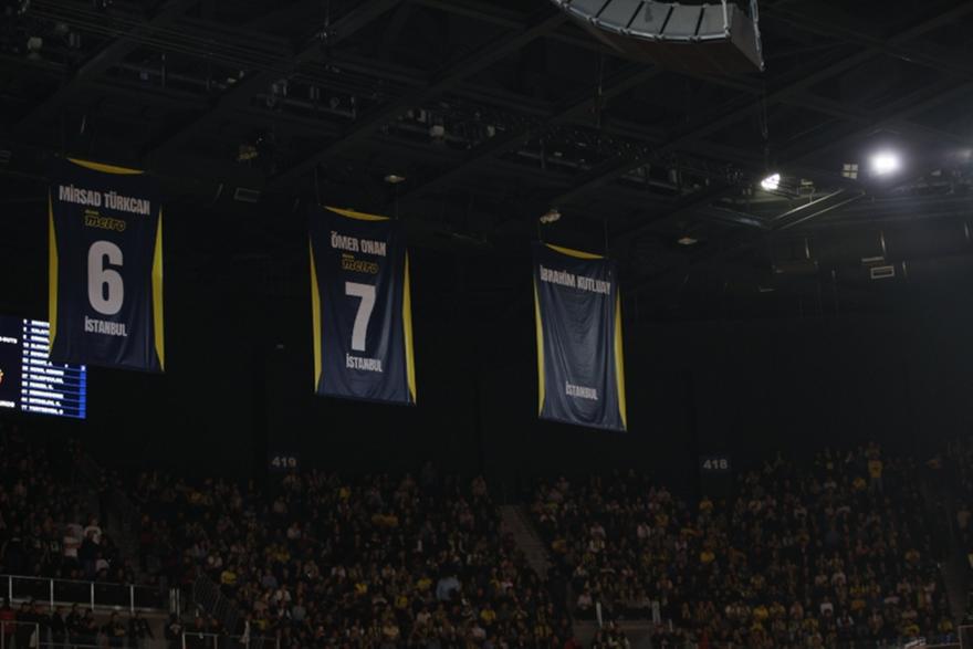 Φενέρμπαχτσε: Η φανέλα του Κουτλουάι για πάντα στην οροφή του «Ulker Sports Hall»