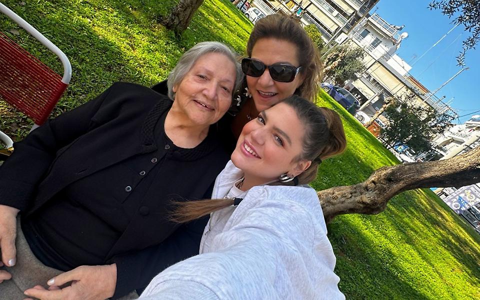 Η Δανάη Μπάρκα προειδοποιεί, ότι κι αν σας προσφέρει η μητέρα της Βίκυ Σταυροπούλου μην το πάρετε. Δείτε γιατί