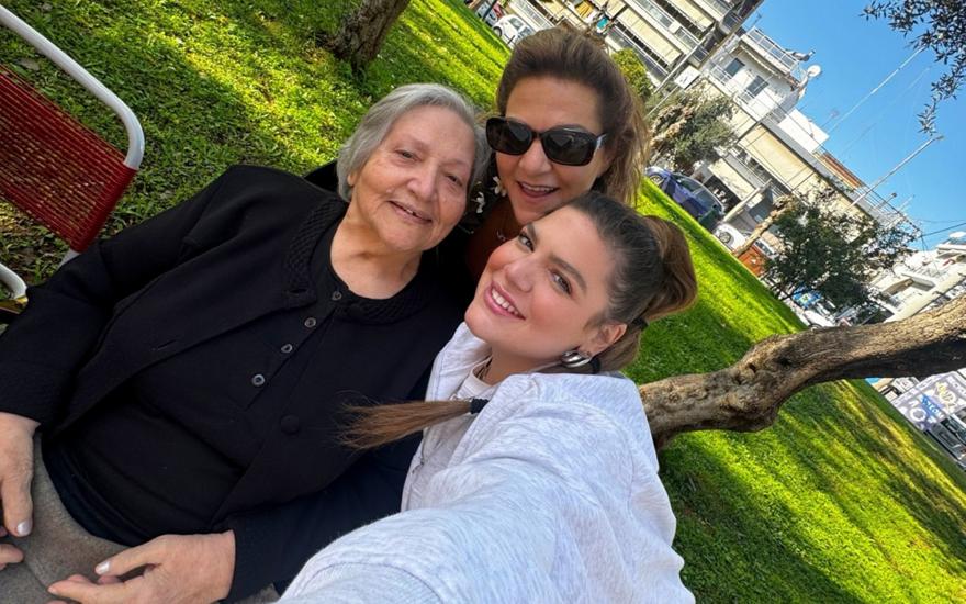 Η Δανάη Μπάρκα προειδοποιεί, ότι κι αν σας προσφέρει η μητέρα της Βίκυ Σταυροπούλου μην το πάρετε. Δείτε γιατί