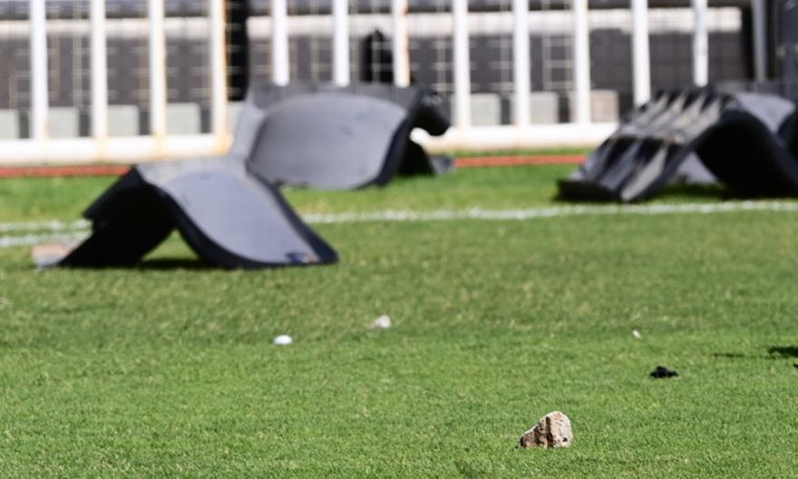 Οπαδοί του Ηλυσιακού χτυπούσαν με κράνη τον πάγκο του Αίαντα Σαλαμίνας