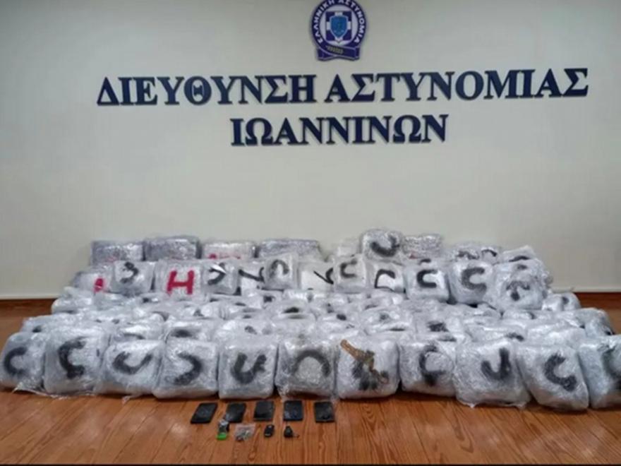 Ιωάννινα: Γυναίκα συνελήφθη με 215 κιλά κάνναβης - Στο όχημα βρισκόταν και ο 2,5 ετών γιος της