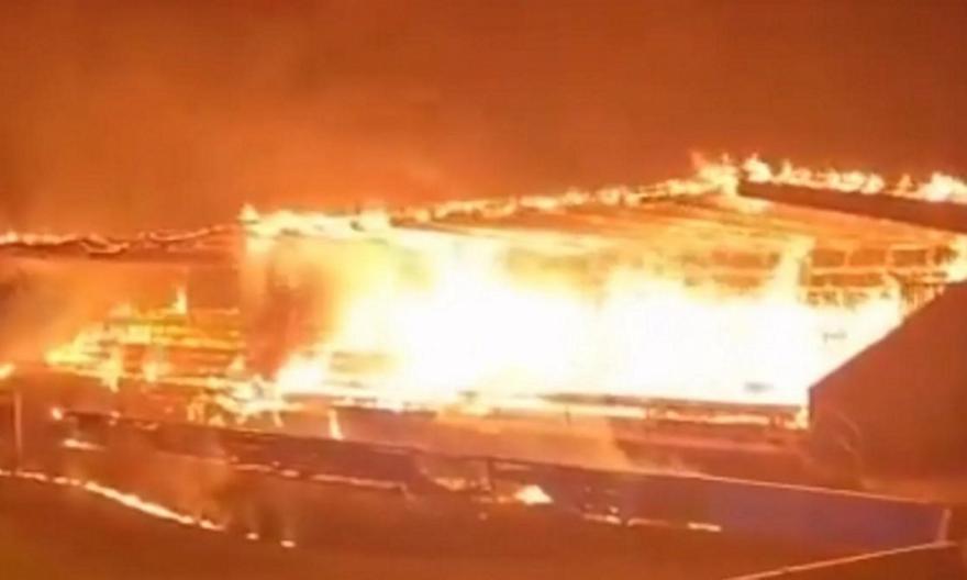 Το μυστήριο της πυρκαγιάς στο γήπεδο της Χάκα: Ένα παιδί στο επίκεντρο και η συσπείρωση σε μία καταστροφική χρονιά