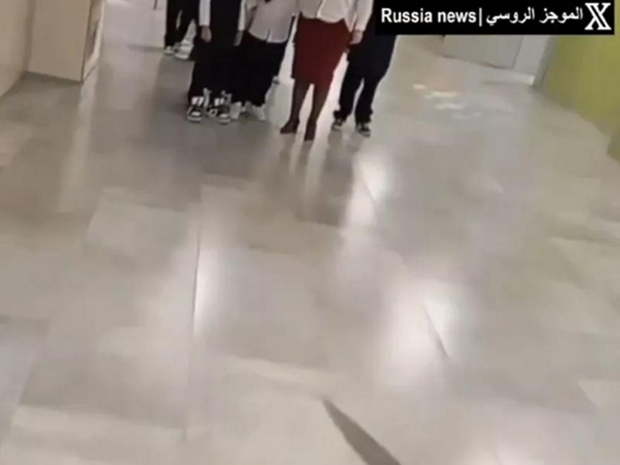 Βίντεο: Η στιγμή που 15χρονος επιτίθεται με μαχαίρι σε σχολείο στη Ρωσία - Νεκρό ένα 10χρονο αγόρι