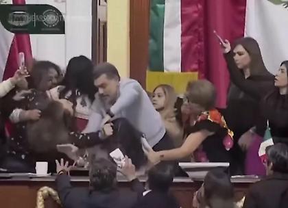 Απίστευτες εικόνες στο Μεξικό: Γυναίκες βουλευτές ξεμαλλιάστηκαν στο Κογκρέσο (video)