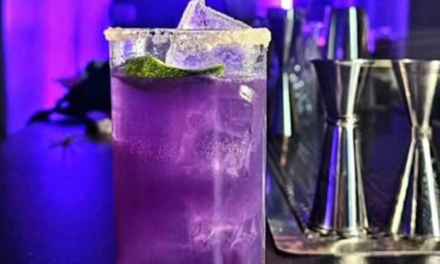 Ανκόρ μπαρ: Γίνεται ενός και το γιορτάζει με ένα μεγάλο πάρτι