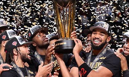 Η απονομή του NBA Cup στους Νικς και το MVP στον Μπράνσον