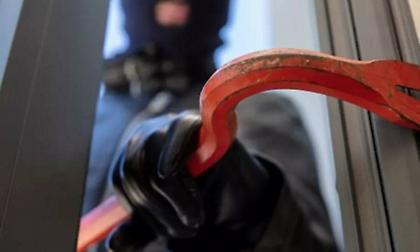 Γλυφάδα: Έσπασαν τη τζαμαρία και άρπαξαν κινητά και smartwatches αξίας περίπου 15.000 ευρώ